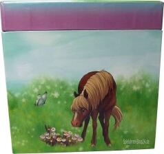 Zweite Seitenansicht, Das Pferd beschnuppert erfreut die Wiesenblumen