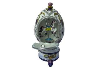 Schmuckei Fabergèstil mit Karussellpferd und Spieluhren-Miniaturwerk, eine von drei Türen geöffnet