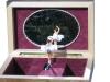 Schatulle Böhme Music mit Blumenintarsien und drehender Ballerina, Spieluhr geöffnet, Nahansicht der Tänzerin