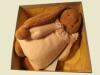 Kuschelhase mit Spieluhr elfenbein von Trousselier, liegend in Geschenk-Karton-Box