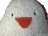 Das putzige, freche Gesicht (hochwertig gestickt) der Pinguin-Baby-Spieluhr von Efie