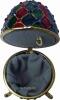 Schmuckei Rot Gruen Blau mit Miniatur Spieluhr im Stil Fabergé, Blick von oben in weiches Schmuckfach