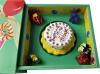 Happy Birthday Spieluhr miniatur in Streichholzschachtel, Torte mit Geschenken rundherum dekoriert