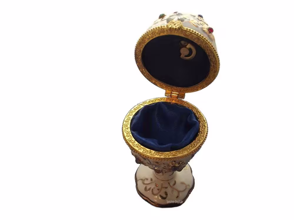 Schmuckei nach Fabergè Art in weiß, Ansicht von oben in das geöffnete Schmuckei