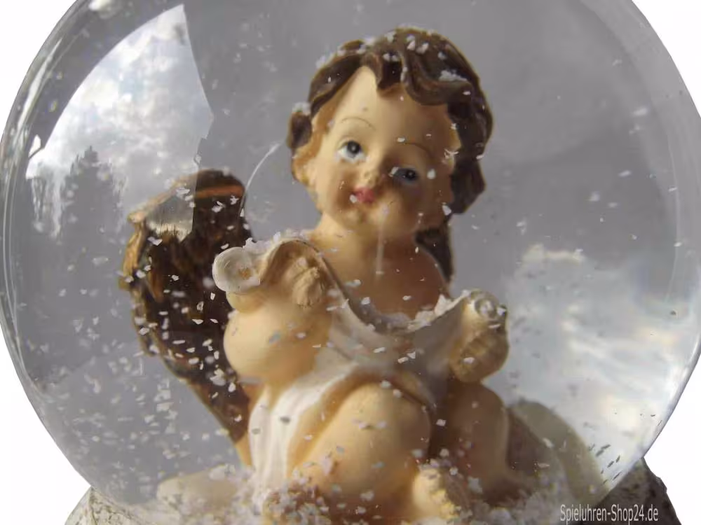 Engel Putte liest von Papierrolle in Spieluhr Schneekugel, nah mit Schnee