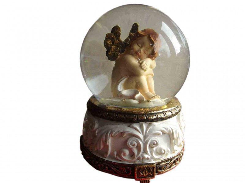 Spieluhren-Schneekugel mit Engel Putte schlafend