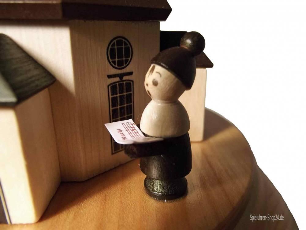 Musikdose aus Erzgebirge, Weihnachten mit Seiffener Kirche, Sänger oder Kurrende vor einem Fenster,