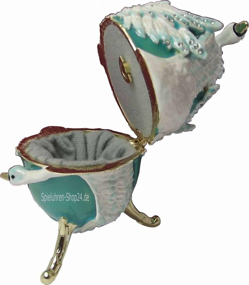 Das geöffnete schwere Schmuckei von der Seite