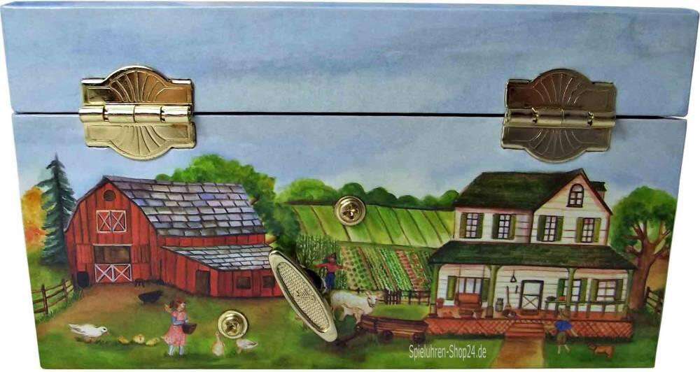 Auf der Rückseite der Musikdose gibt es noch viele Details zu sehen von dem Bauernhof