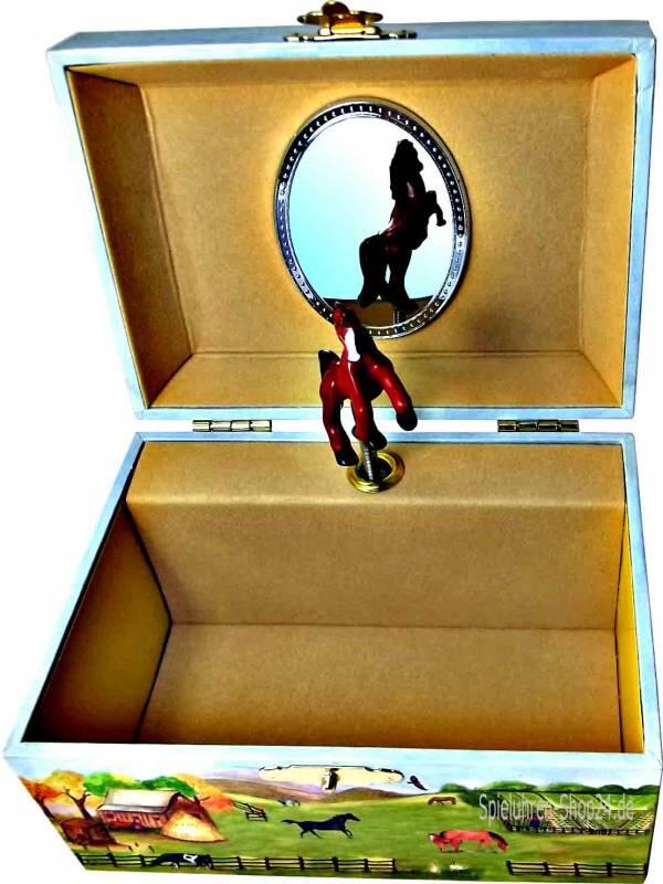 Das braune Pferd mit weißer Blesse bäumt sich vor dem ovalen Spiegel auf und dreht sich zur Musik