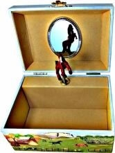 Das braune Pferd mit weißer Blesse bäumt sich vor dem ovalen Spiegel auf und dreht sich zur Musik