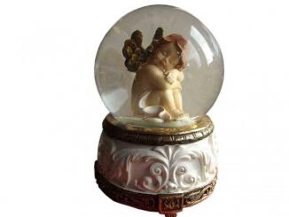 Spieluhren-Schneekugel mit Engel Putte schlafend
