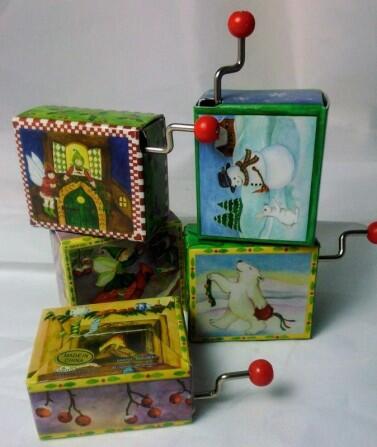 Spieluhr mit Handkurbel in stabiler Karton-Ummantelung, Weihnachts-Collektion, vier Modelle