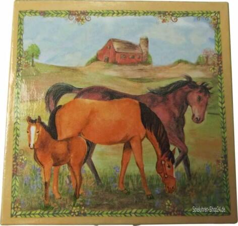 Hübsches Motiv auf Zahndose, Pferde auf einer Ranch