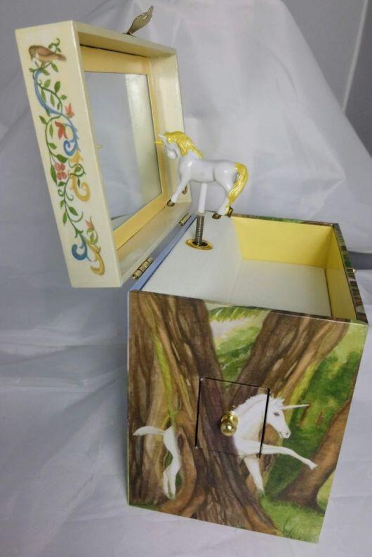 große Einhorn Spieluhr Unicorn von Enchantmints, Seite, Dose geöffnet