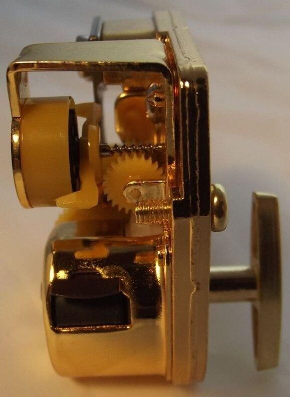 Aufziehmechanismus mit Feder vorn im Bild von einem Rohlaufwerk