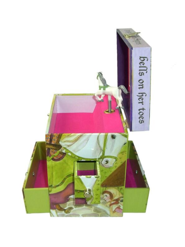 Märchenhafte Spieluhr mit Pferd, geöffnete Musikdose Seitensicht mit herausgezogenen Schubladen