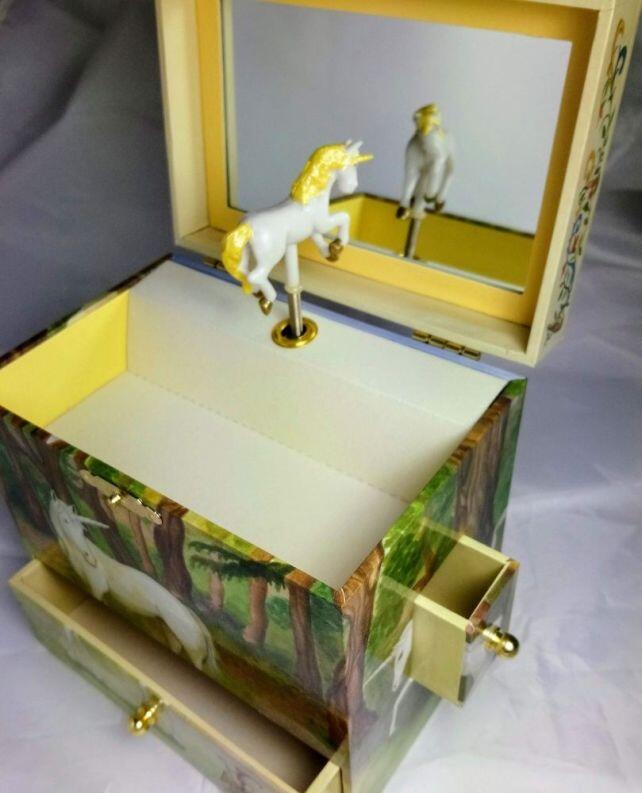 große Einhorn Spieluhr Unicorn von Enchantmints, Dose geöffnet, Fach innen