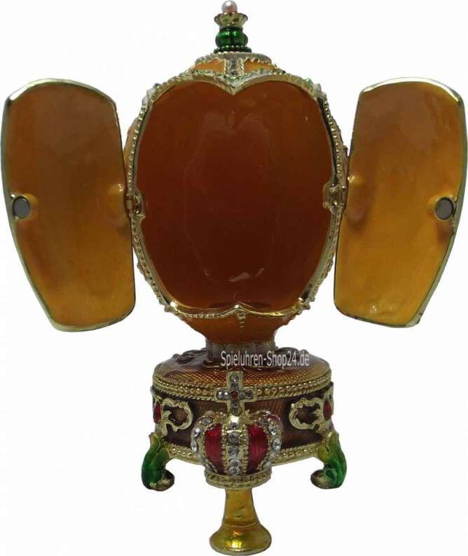 Fabergè Stil Spieluhr und Schmuckei prunkvoll, die reich verzierte Krone steht vor der Spieluhr