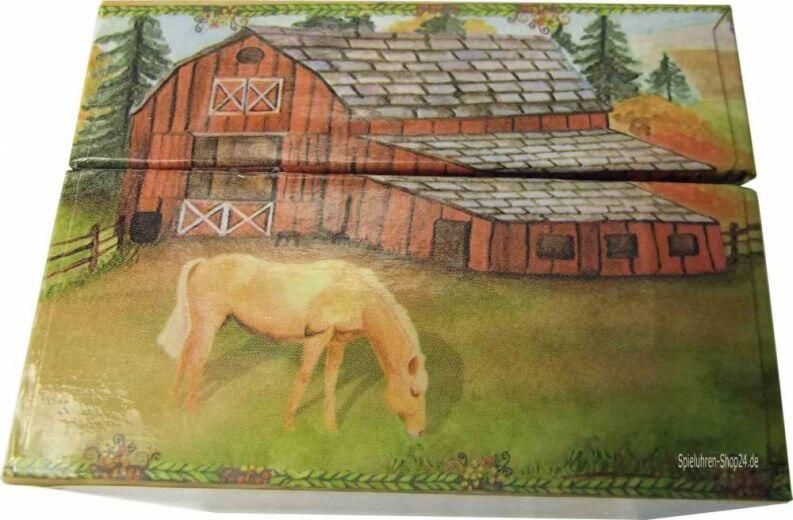 Hübsches Motiv auf Zahndose, Pferde auf einer Ranch