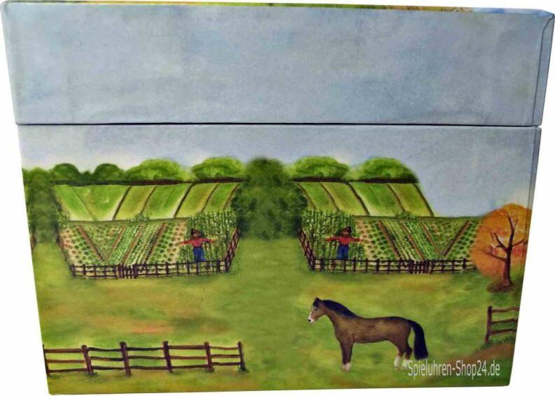 Vogelscheuchen bewachen bestellte Felder und ein Pferd steht entspannt im Bild