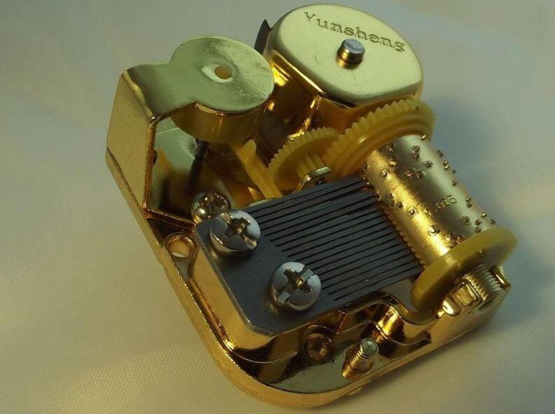 Rohlaufwerk, Feder hinten im Bild in goldfarbenem Gehäuse