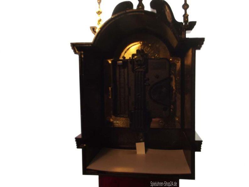 Standuhr mit Uhr und Spieluhr, Rückansicht auf geöffnetes Batteriefach für Uhr
