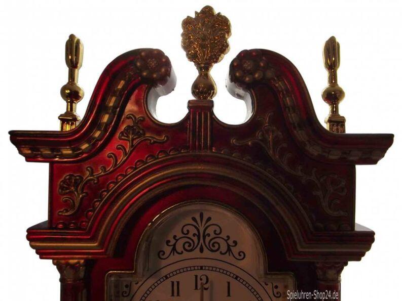 Standuhr mit Uhr und Spieluhr, Ansicht oberer Abschluss