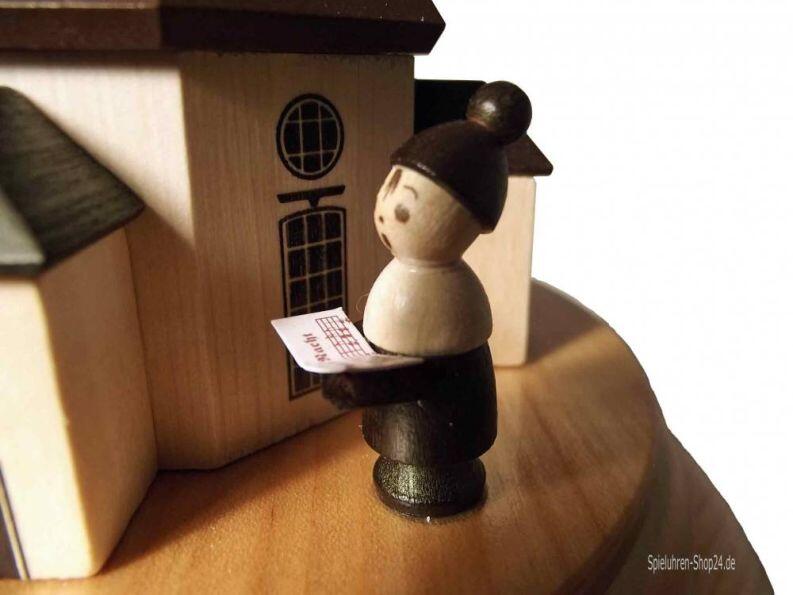 Musikdose aus Erzgebirge, Weihnachten mit Seiffener Kirche, Sänger oder Kurrende vor einem Fenster,