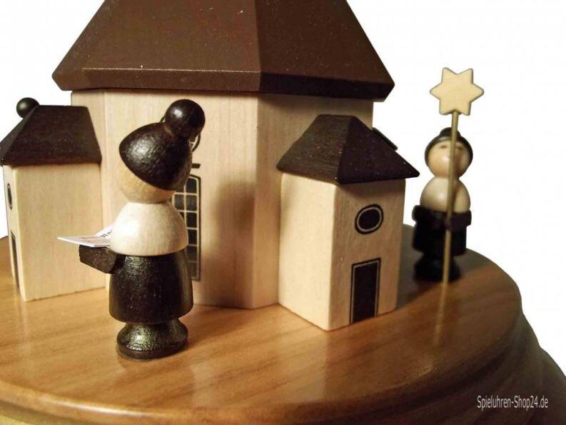 Musikdose aus Erzgebirge, Weihnachten mit Seiffener Kirche, Kurrende an einem Eingang zur Kirche,