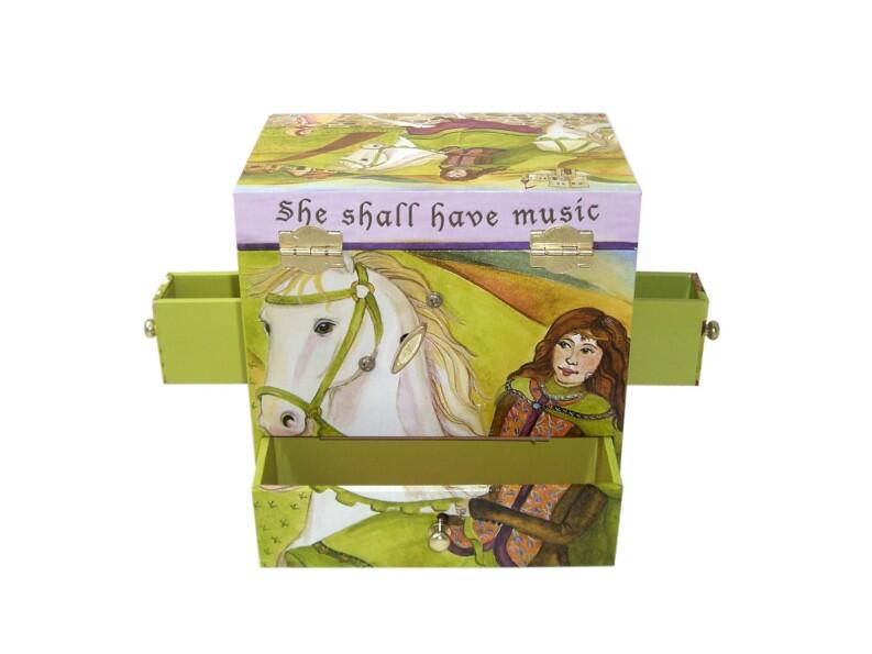 Märchenhafte Spieluhr mit Pferd, geschlossener Deckel, Frontansicht mit herausgezogenen Schubladen