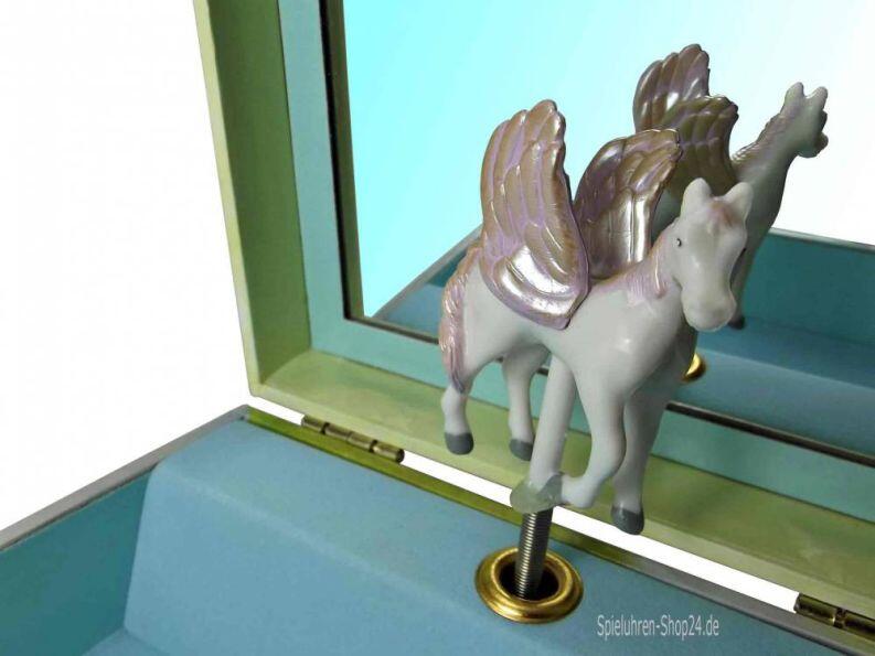 Das weiße Pferd mit seinen prächtigen Flügeln dreht sich zur Moonlight Sonata von Beethoven