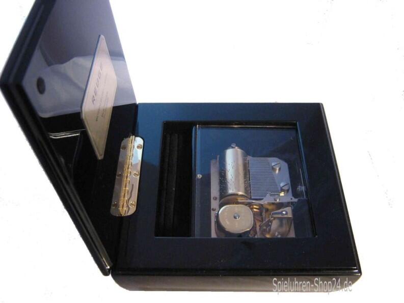 Ansicht auf Musikwerk seitlich auf geöffnete Reuge Spieluhr Fairy Tale Crystal