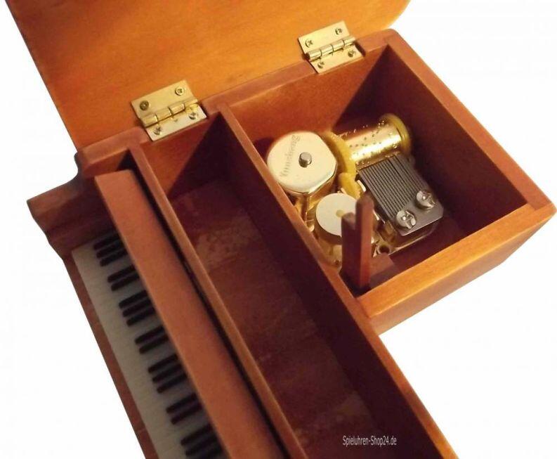 Holz-Flügel mit Spieluhr von Böhme Music, Blick innen auf goldfarbenes Musikwerk, Melodie  Für
