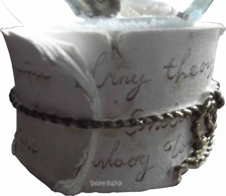 Verträumte Engel Putte in Spieluhren Schneekugel, Sockel cremeweiß mit Schriften