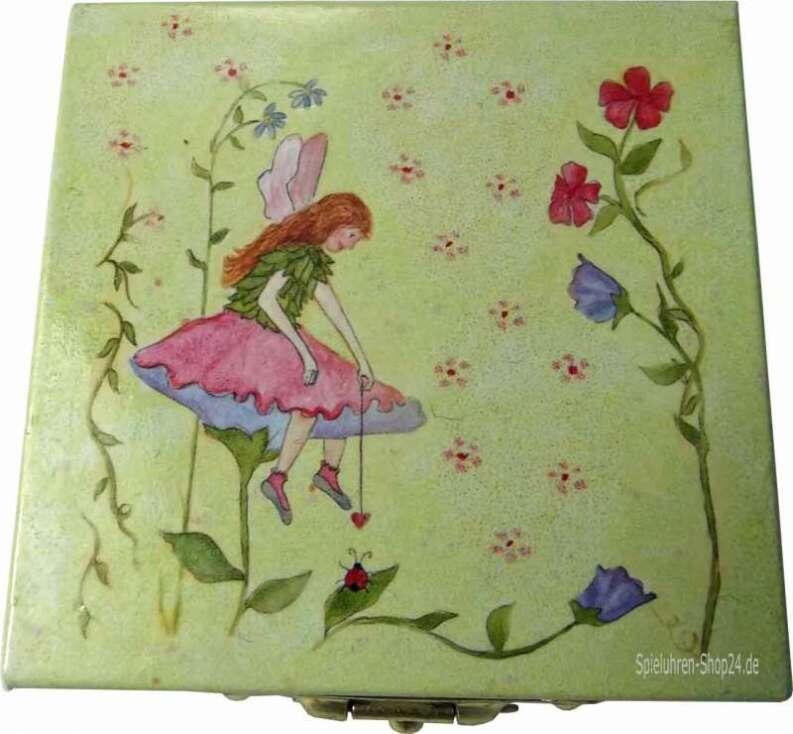 Blumen Fee auf einer Blüte sitzend und spielt mit einem Käfer