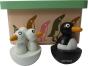 Die putzigen abnehmbaren Pinguin-Holz-Figuren stehen vor der Musikdose