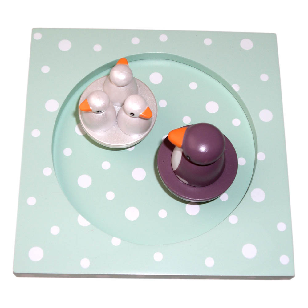 Trousselier_S95008_Spieluhr_Spieldose_Musikdose_aus_Holz_Pinguine_Meldodie_Skaters_Waltz_von_Waldteufel_2